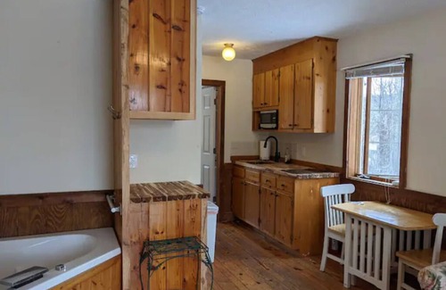 Lyndhurst Cabin | Kennedy Ridge Cabin-1BR, jacuzzi, kitchenette