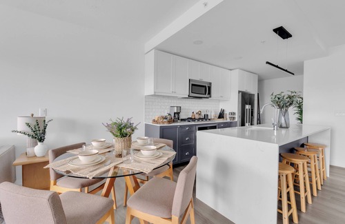 Sunnyside Apartment | Kensington Condo | King Bed + Banff Pass + Parking + WIFI