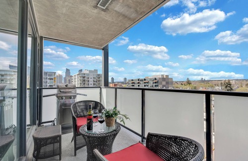 Sunnyside Apartment | Kensington Condo | King Bed + Banff Pass + Parking + WIFI