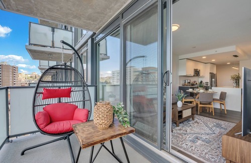 Sunnyside Apartment | Kensington Condo | King Bed + Banff Pass + Parking + WIFI