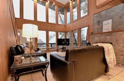 New Concord Ski Chalet | Kentucky Lakefront Chalet/Near Murray Ky & Paris Landing Area /W Hot Tub n Dock