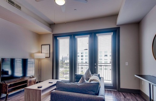 North Burnet Apartment | Kenzie Seasons | Modern 2BR in North Austin