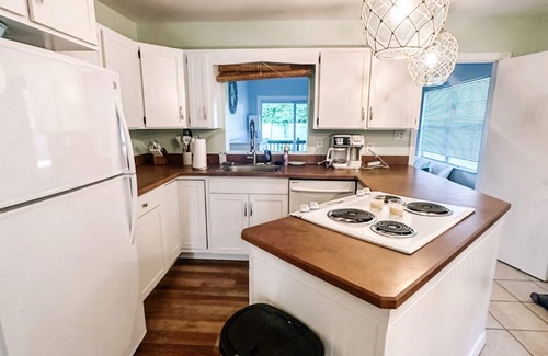 Holly Hill House | Key Lime Cottage - MINUTES from the beach, Ocean Center, Pictona & downtown!