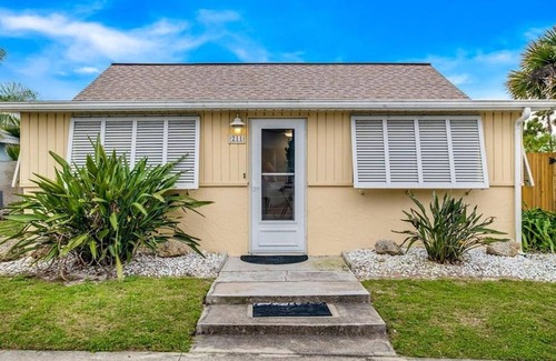 Flagler Beach Cottage | Key Lime Cottage - Updated - 1 Minute Walk to Beach & Pier