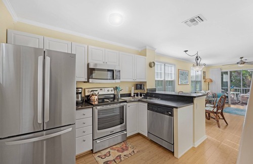 Key West House | Key West Happy Hideaway! Beautifully Renovated! 2 BDR/1.5 BA, GOLF, POOL, GYM