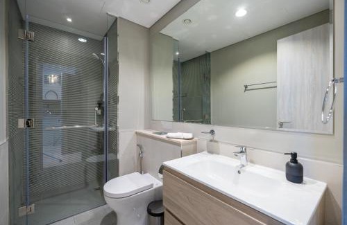 Downtown Dubai Apartment | Keyrock Living - Lakeview Escape in Business Bay