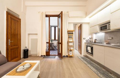 Duomo Apartment | Keys of Italy - Pergola 19 - 1 Bdr Flat with inner courtyard