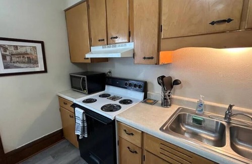Topeka Apartment | Kg Bd Full Condo steps to hospitals & Capitol 1-70