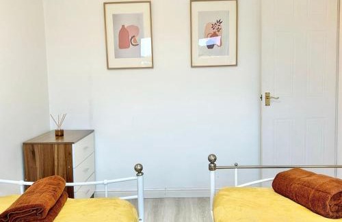 Falkirk House | KH-Entire House -Central Scotland, Self-Check-in , Pet-friendly and with Parking