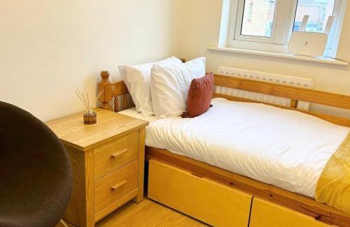 Falkirk House | KH-Entire House -Central Scotland, Self-Check-in , Pet-friendly and with Parking