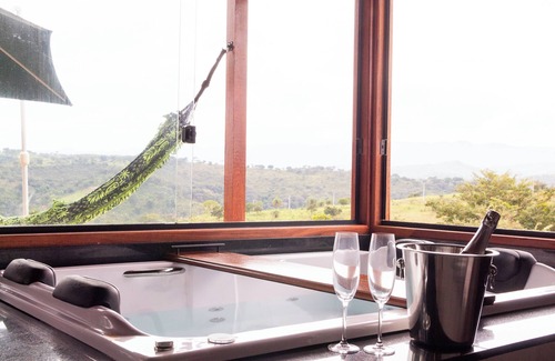 Jaboticatubas Ski Chalet | Khaya Chalés 01: Chalé de Luxo na Serra com Hidro