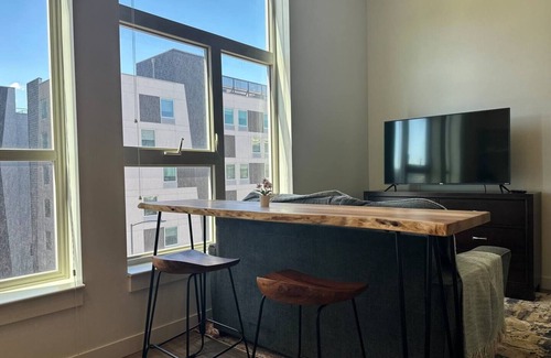River North Art District Apartment | Kickback and Relax in Rino!n