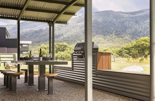 Lake Crackenback Ski Chalet | Kickenback Chalet - 2BR Chalet l Gym l Indoor Pool l Tennis Court l WiFi l Air-Con