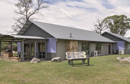 Lake Crackenback Ski Chalet | Kickenback Chalet - 2BR Chalet l Gym l Indoor Pool l Tennis Court l WiFi l Air-Con