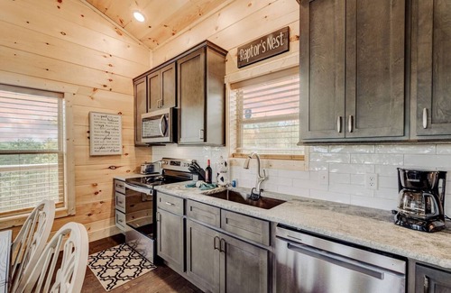 Wears Valley Cabin | Killer Mtn Sunset Views | Hot Tub | Modern, Cozy!