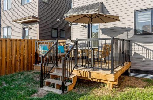 Southeast Calgary House | King Bed AC 5 min South Health 5 min Dining