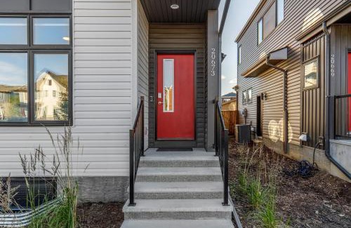 Southeast Calgary House | King Bed AC 5 min South Health 5 min Dining