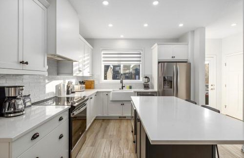 Southeast Calgary House | King Bed AC 5 min South Health 5 min Dining