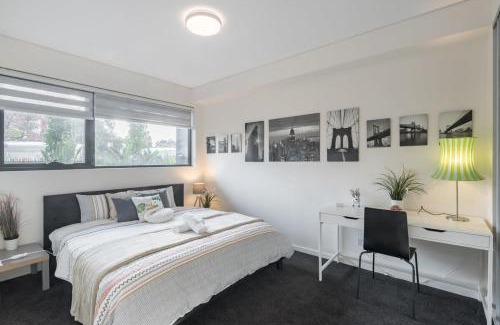 Homebush Apartment | King bed Apt Study Homebush Sleeps 3