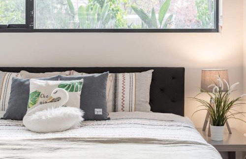 Homebush Apartment | King bed Apt Study Homebush Sleeps 3