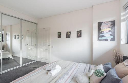 Homebush Apartment | King bed Apt Study Homebush Sleeps 3