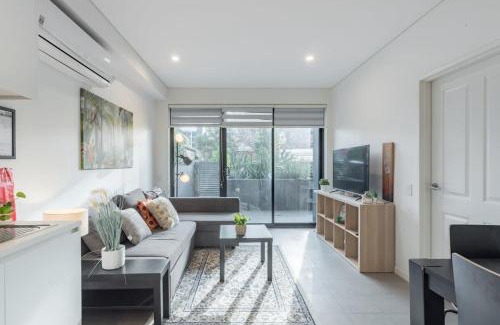 Homebush Apartment | King bed Apt Study Homebush Sleeps 3