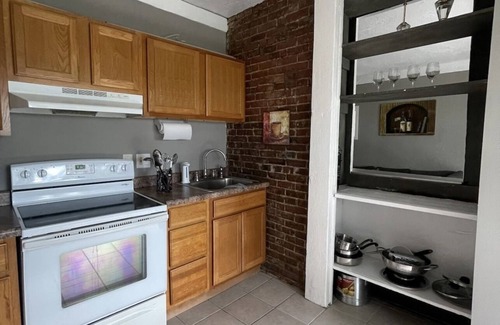 Swissvale Apartment | King Bed + Balcony in Swissvale- Neicy's Nest-1