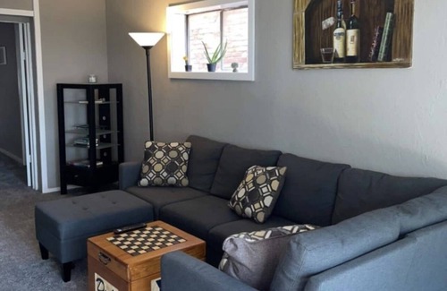 Swissvale Apartment | King Bed + Balcony in Swissvale- Neicy's Nest-1