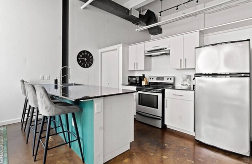 Downtown Fort Worth Apartment | King Bed Charming DWTN FTW Loft Sundance Square