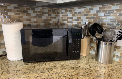 Edinburg House | King Bed Cozy Pet Friendly Condo with Private Terrace in a Calm Gated Community