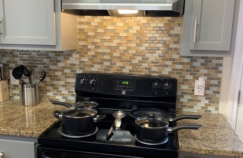 Edinburg House | King Bed Cozy Pet Friendly Condo with Private Terrace in a Calm Gated Community