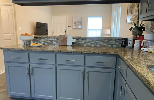 Edinburg House | King Bed Cozy Pet Friendly Condo with Private Terrace in a Calm Gated Community