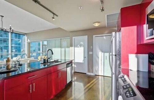 Beltline Apartment | King Bed | DT Views | UG Park | Walk to Saddledome
