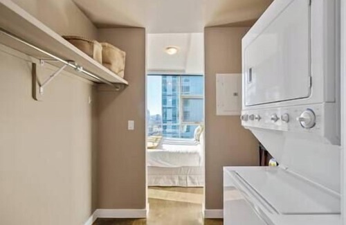 Beltline Apartment | King Bed | DT Views | UG Park | Walk to Saddledome