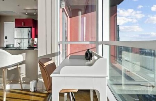 Beltline Apartment | King Bed | DT Views | UG Park | Walk to Saddledome