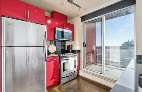 Beltline Apartment | King Bed | DT Views | UG Park | Walk to Saddledome