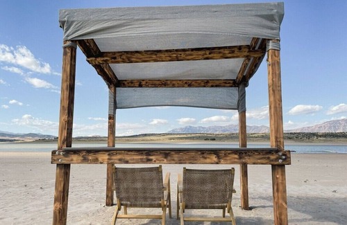 Levan Cabin | King Bed-Firepit-Shade-Chairs-Dark Skies