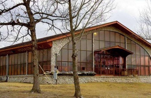 Glen Rose Hotel | King Bed Historic Riverside Getaway in Glen Rose