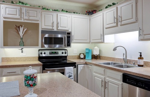La Grange House | King Bed-Hot Tub-Arcade! Perfect for couples and families. Close to I-71.