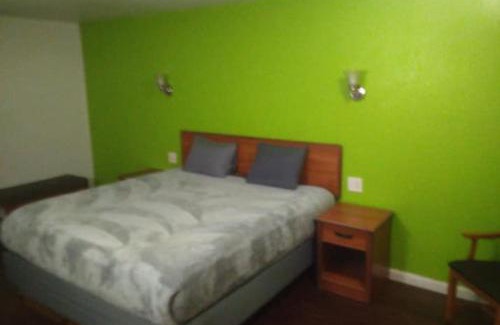 Livingston Apartment | King Bed Hotel Studio 220