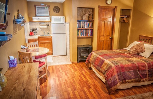 Canyon Lake Cabin | King Bed/Kitchenette/Lake View
