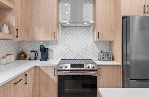 Southwest Calgary House | King Bed |Min to DT |3BR |Garage| Chef's Kitchen