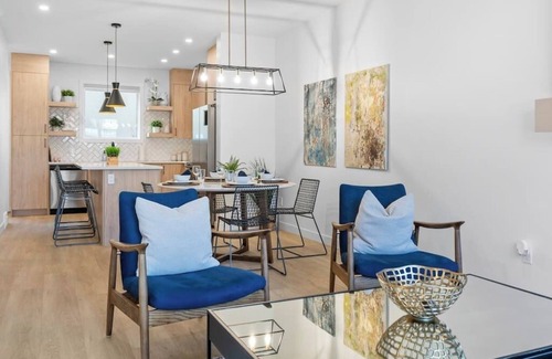 Southwest Calgary House | King Bed |Min to DT |3BR |Garage| Chef's Kitchen