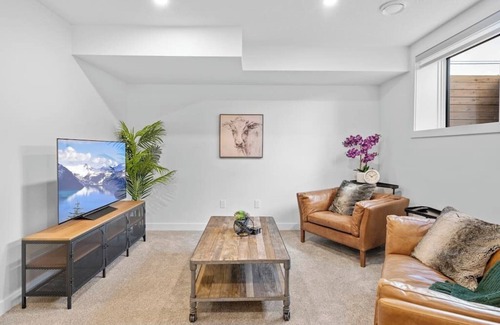 Southwest Calgary House | King Bed |Min to DT |3BR |Garage| Chef's Kitchen