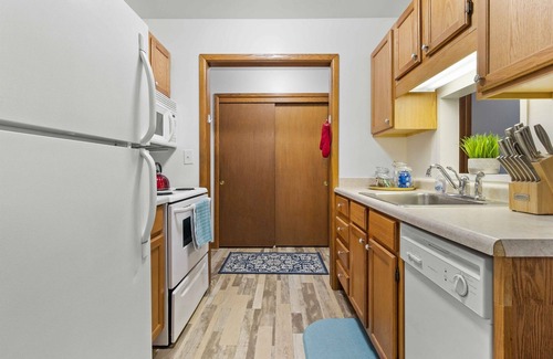 Wauwatosa Apartment | King Bed - Near Froedtert - FAST WiFi