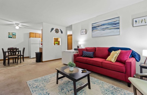 Wauwatosa Apartment | King Bed - Near Froedtert - FAST WiFi
