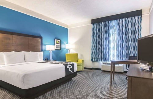 Orlando Hotel | King Bed, Non- Smoking at La Quinta Inn & Suites by Wyndham Orlando UCF