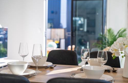 Christchurch City Centre Apartment | King bed on Hagley Park corner in the CBD