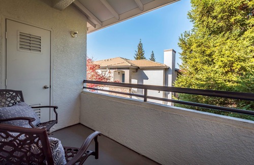 Roseville Apartment | King Bed/Prime Location/Private Garage