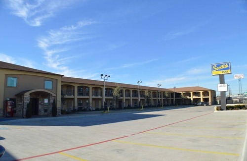 Fort Worth Hotel | King Bed, Scottish Inns, Laundry Facility, Free Parking, Near Fort Worth Zoo